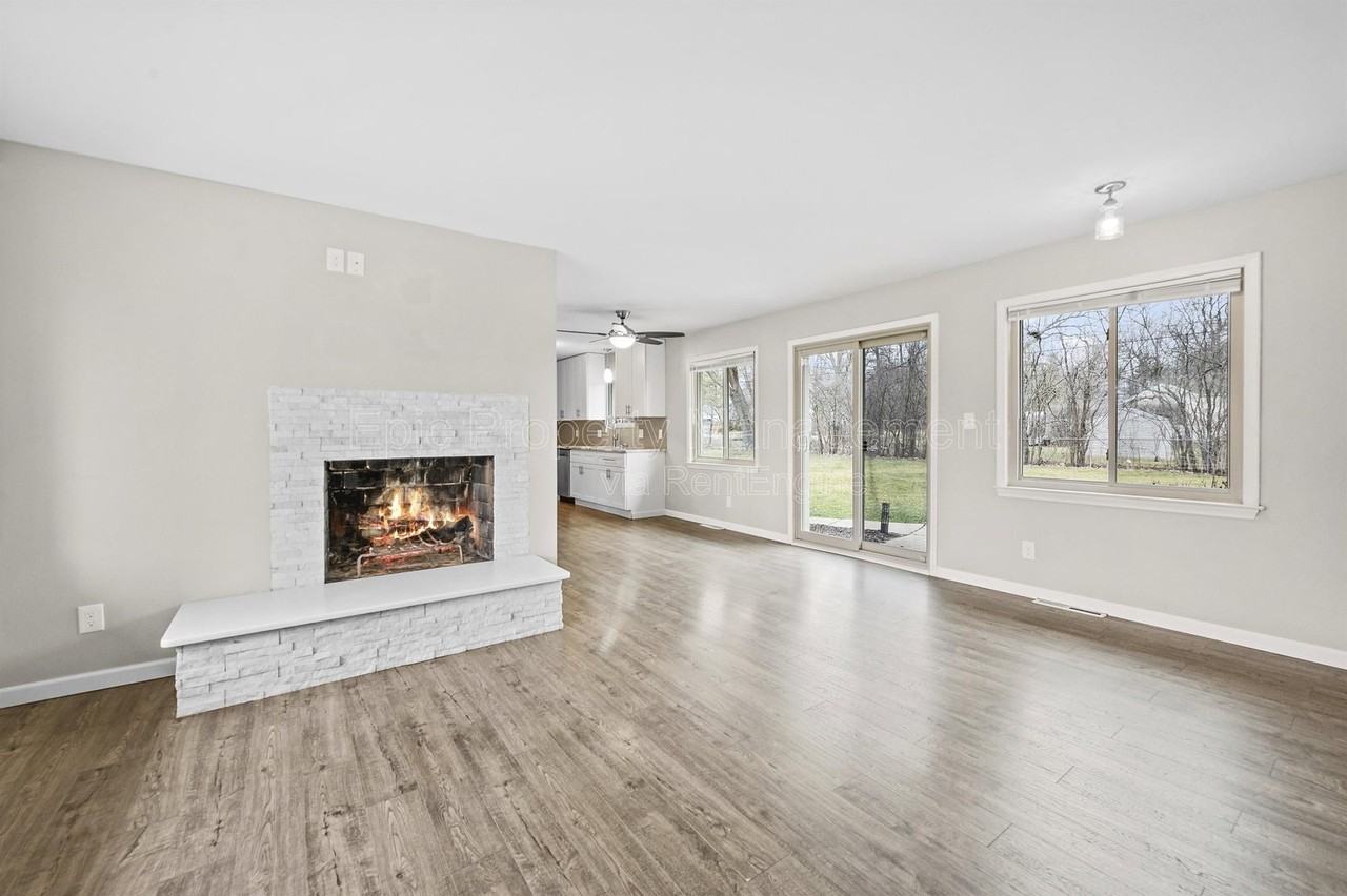 24955 Lakeland St - Photo 5 of 11