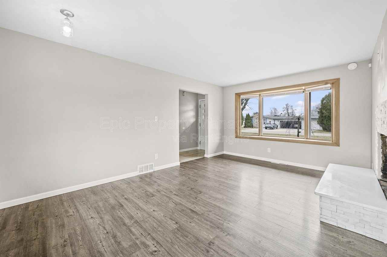 24955 Lakeland St - Photo 6 of 11