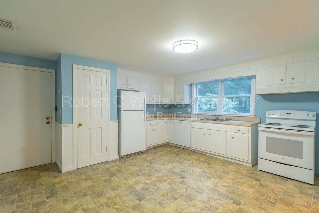 427 Graham Rd - Photo 6 of 29