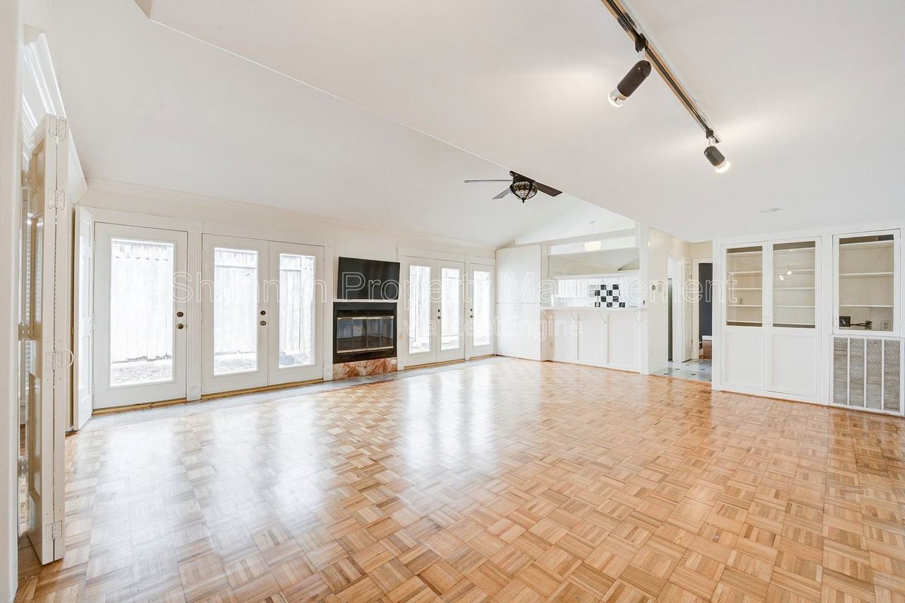 2501 Driscoll St - Photo 4 of 29
