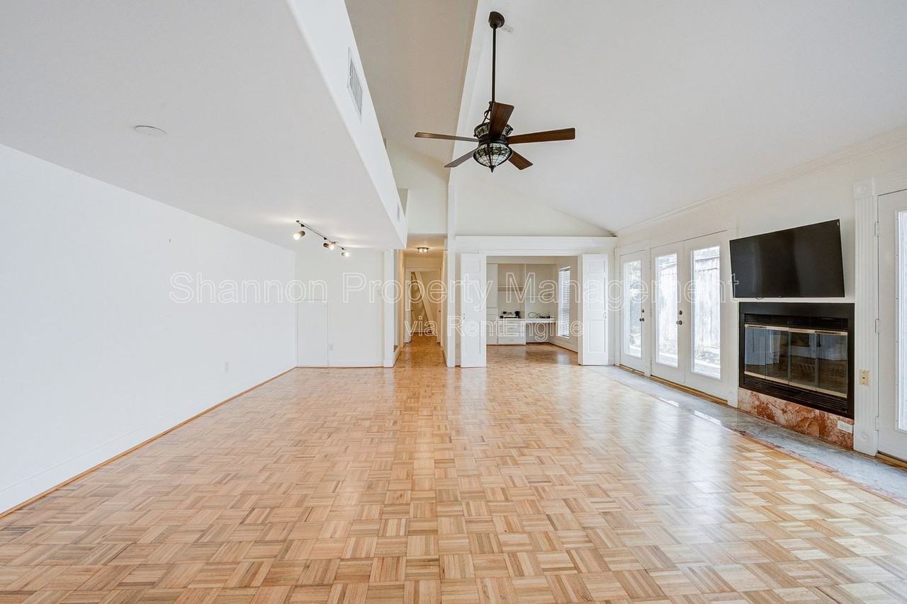 2501 Driscoll St - Photo 5 of 29