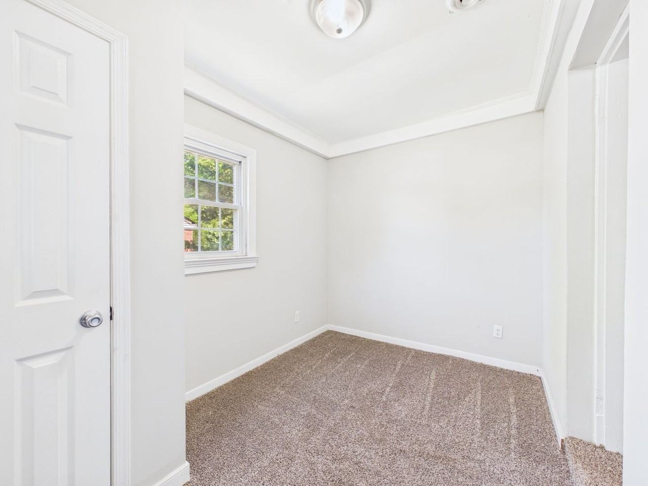 4605 Eastover Ave - Photo 6 of 22