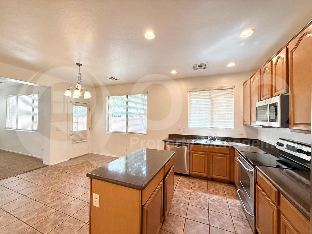17395 W Langer Ln - Photo 7 of 31