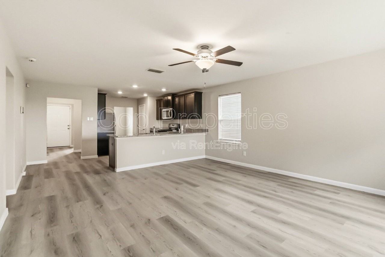 15027 Harbor Lndg - Photo 4 of 34