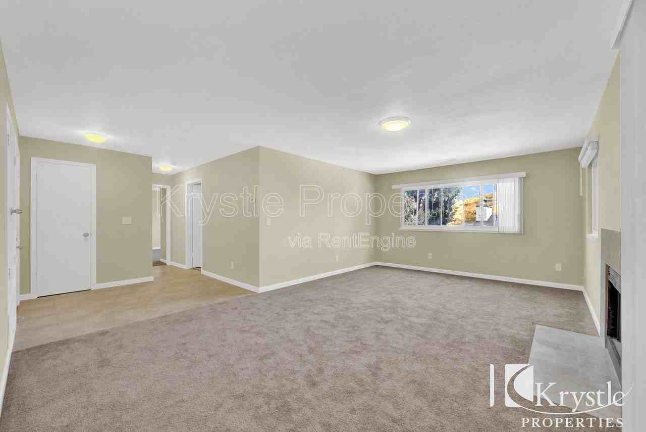 201 Nautical Ct - Photo 2 of 15