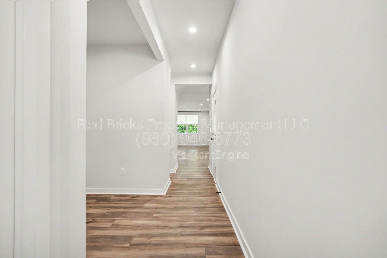 9512 Munsing Dr - Photo 6 of 31