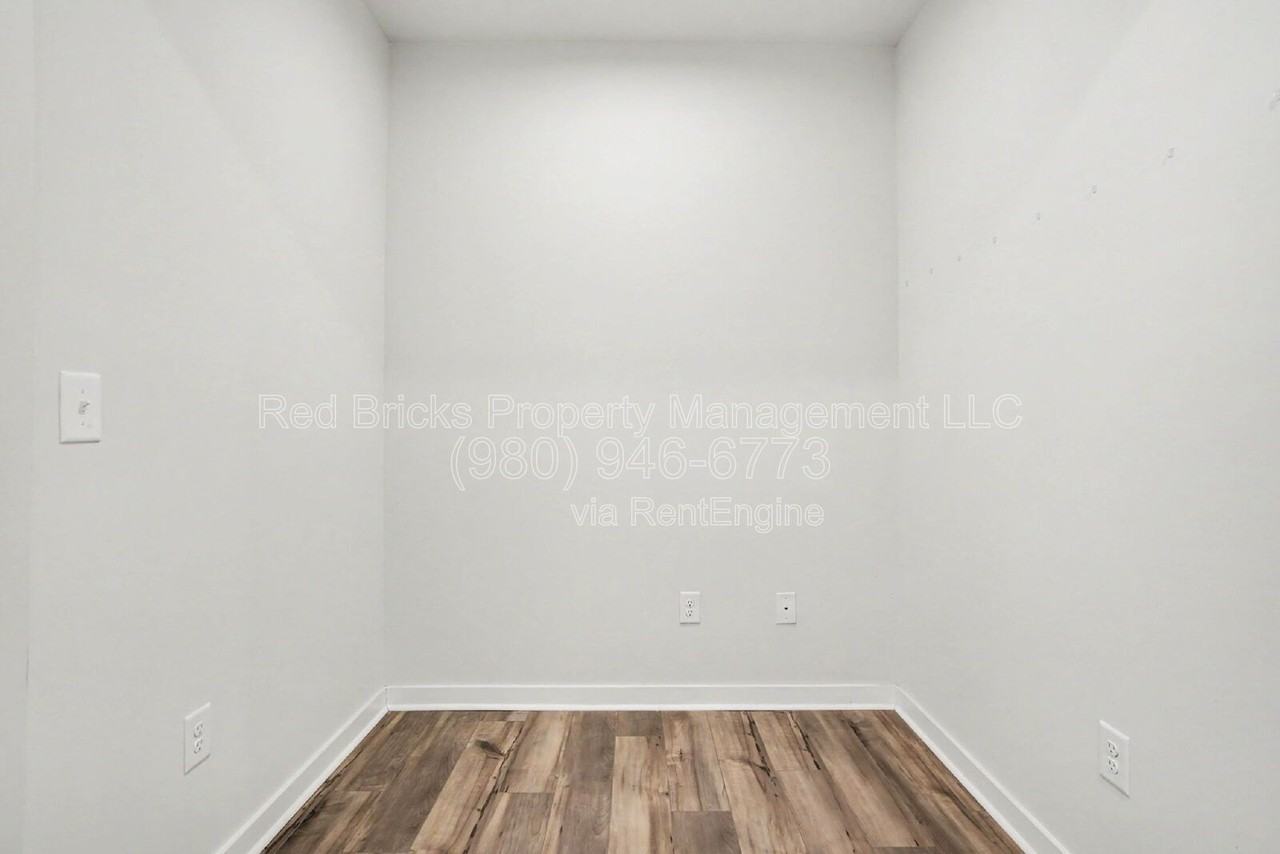 9512 Munsing Dr - Photo 7 of 31