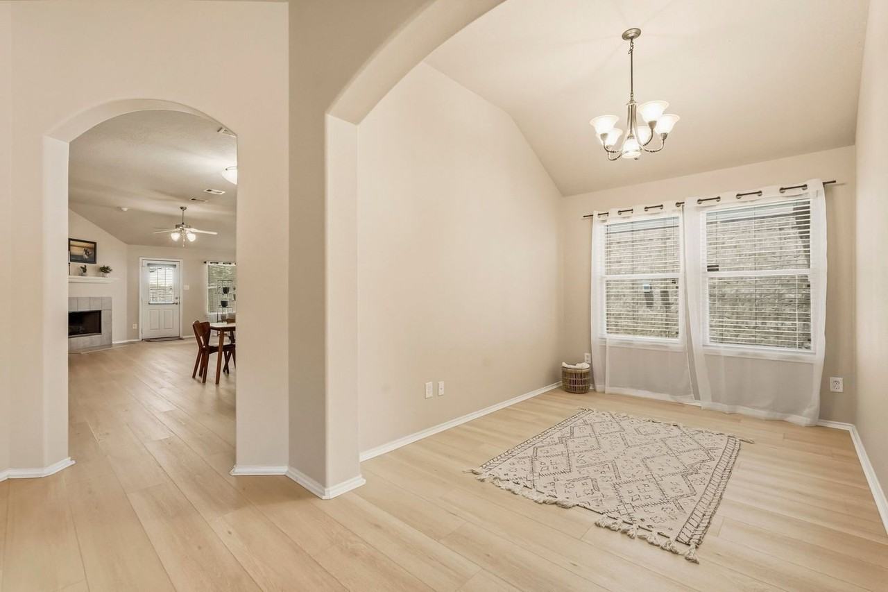 8022 Atwood Hills Ln - Photo 6 of 28