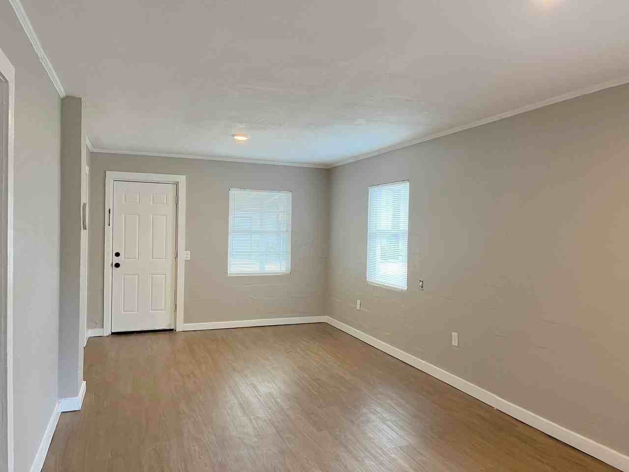 904 Randall St - Photo 3 of 16