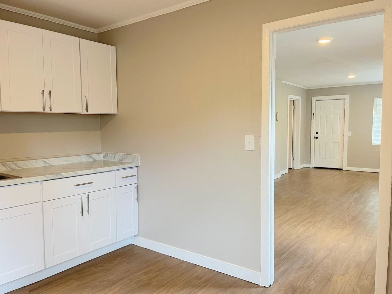 904 Randall St - Photo 5 of 16