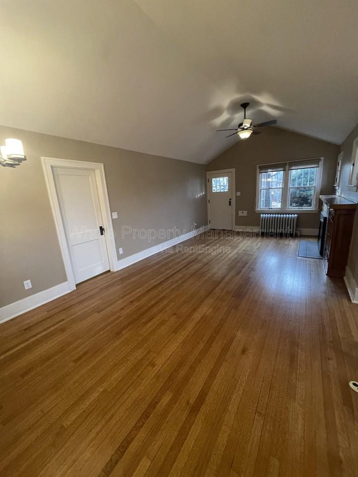 4290 King St - Photo 4 of 49