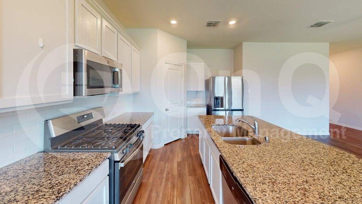 2402 Buchanan Ln - Photo 4 of 16