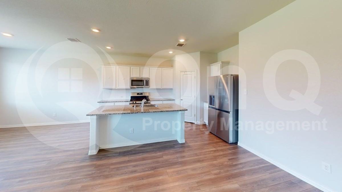 2402 Buchanan Ln - Photo 5 of 16