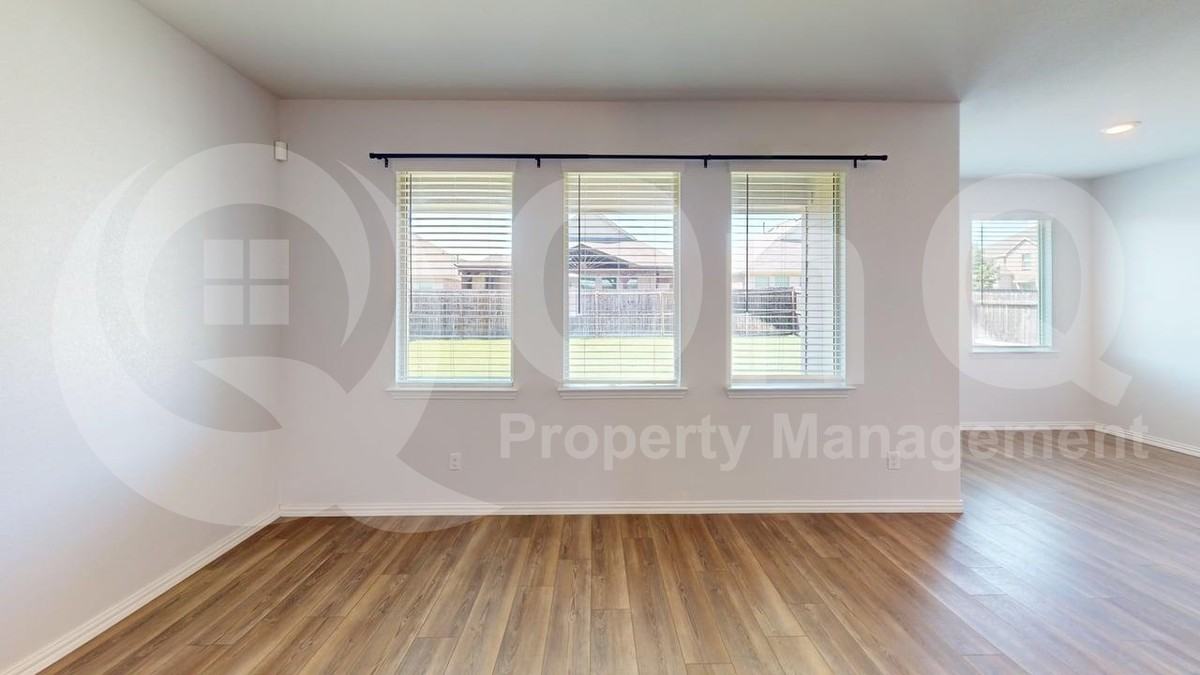 2402 Buchanan Ln - Photo 6 of 16