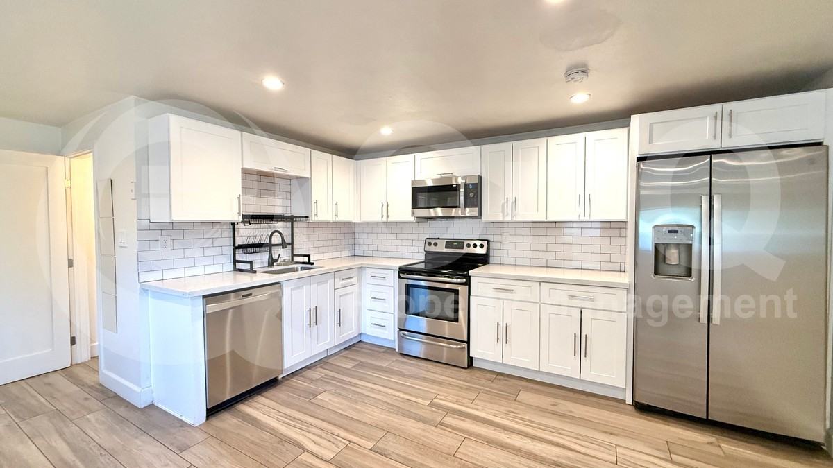 1228 W 5th St #2 - Photo 3 of 11