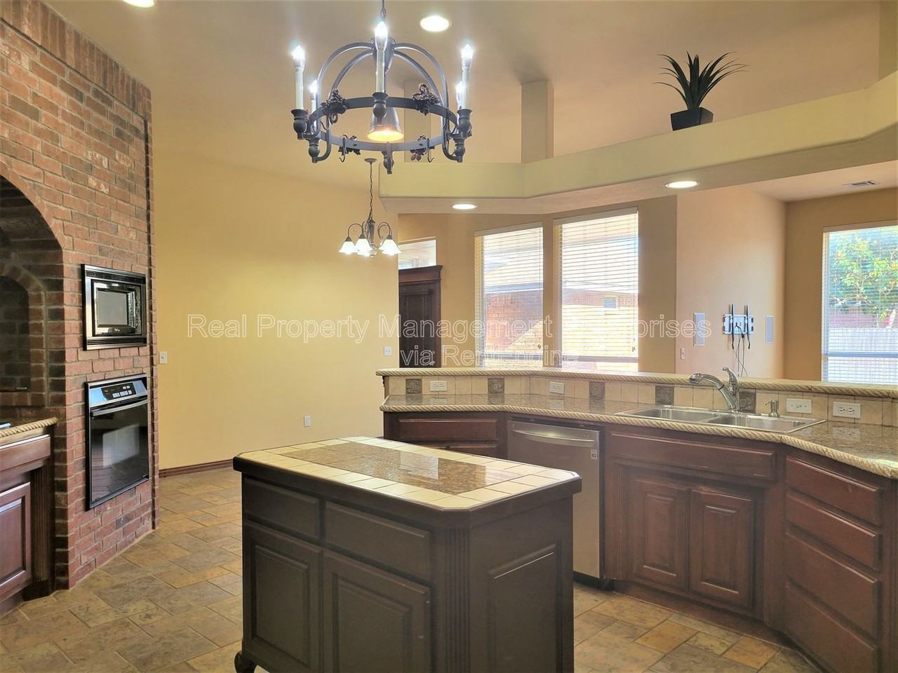 8821 Nw 120th St - Photo 7 of 23
