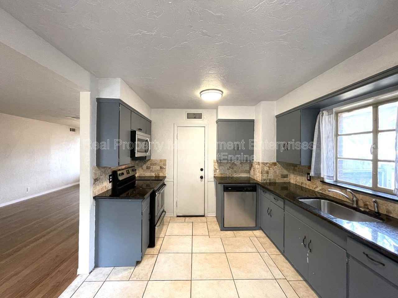 2225 Nw 50th St - Photo 5 of 15