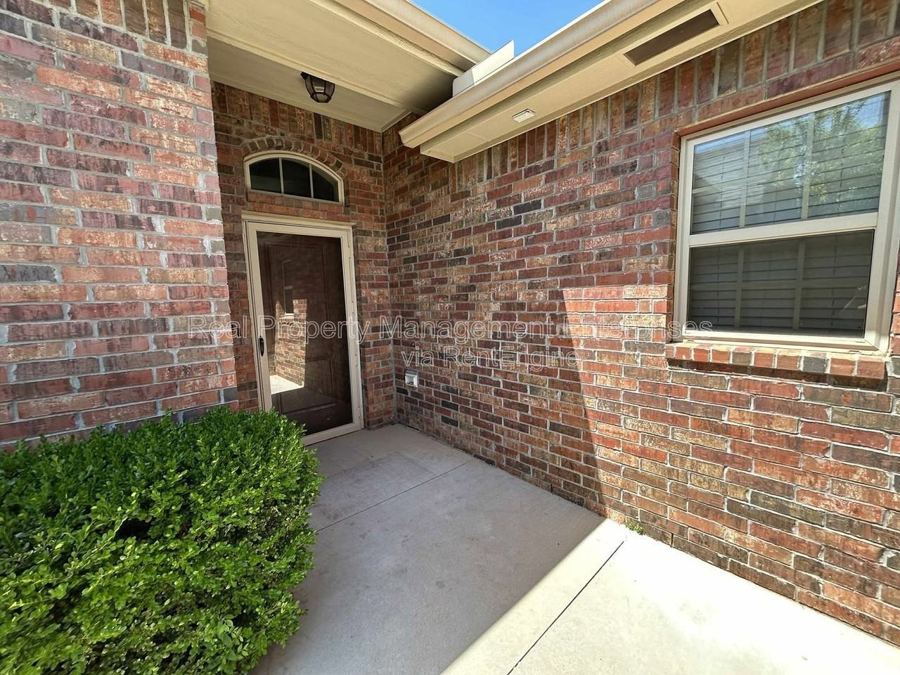 10237 Hawthorn Dr - Photo 2 of 35