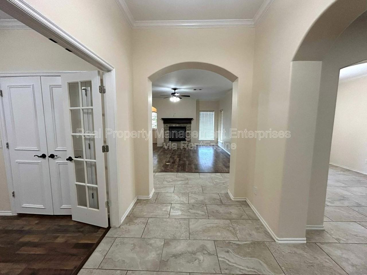 10237 Hawthorn Dr - Photo 4 of 35