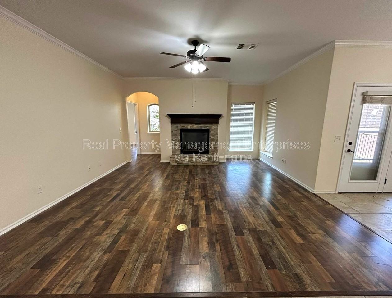 10237 Hawthorn Dr - Photo 5 of 35