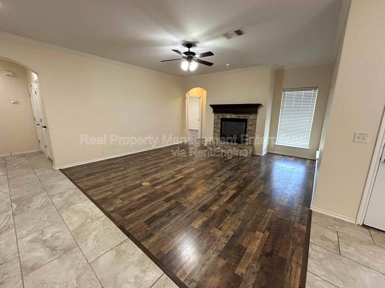 10237 Hawthorn Dr - Photo 6 of 35