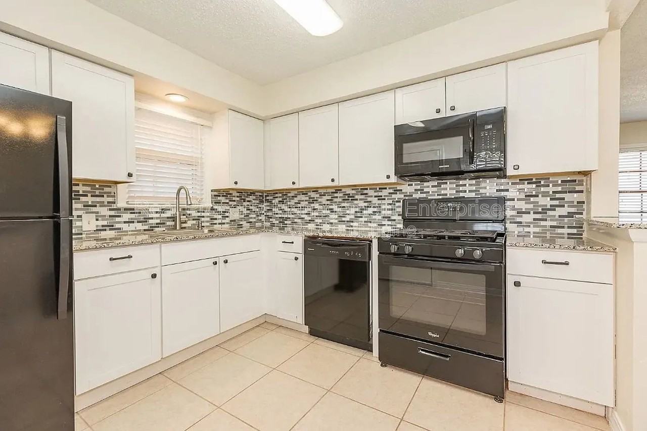 1618 Oxford Way - Photo 6 of 21