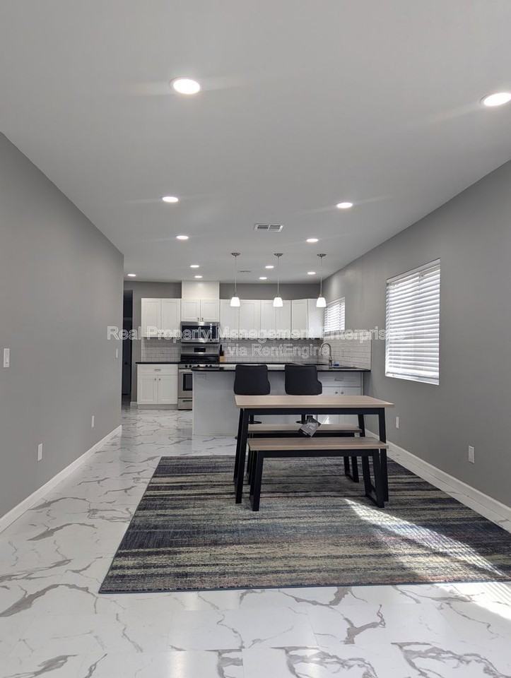 600 N Poplar Ln - Photo 2 of 28