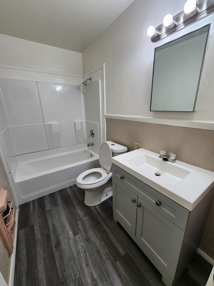 933 Crestview St - Photo 3 of 13