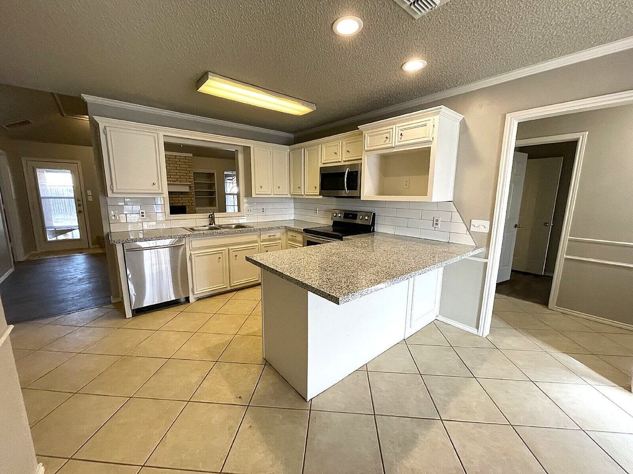 6328 10th St - Photo 4 of 25
