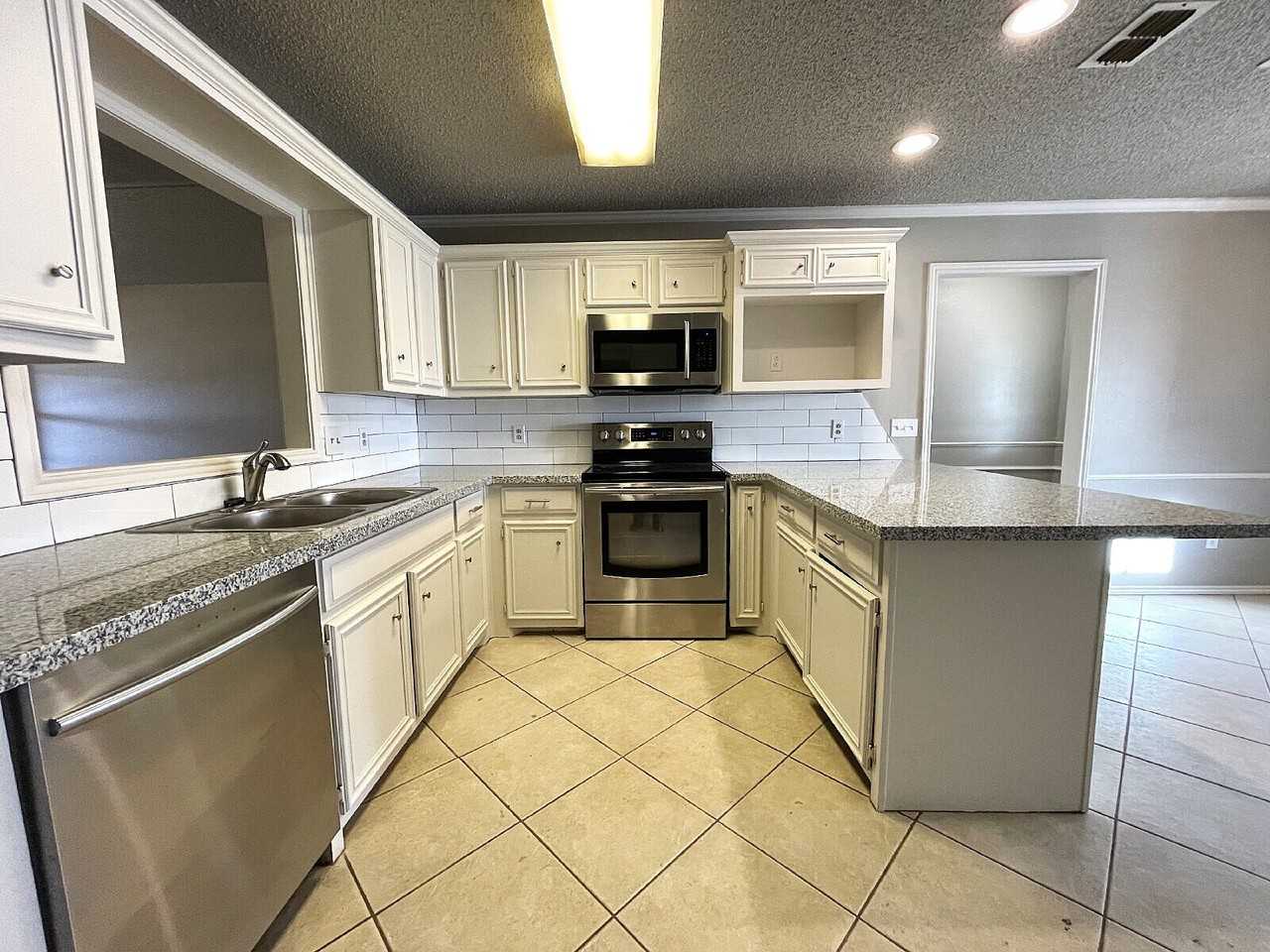 6328 10th St - Photo 5 of 25