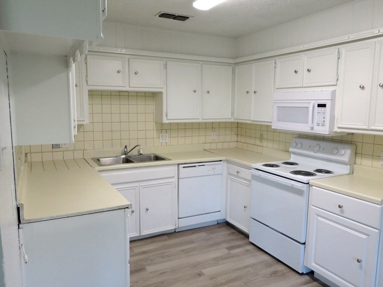 8309 Hartford Ave - Photo 3 of 10