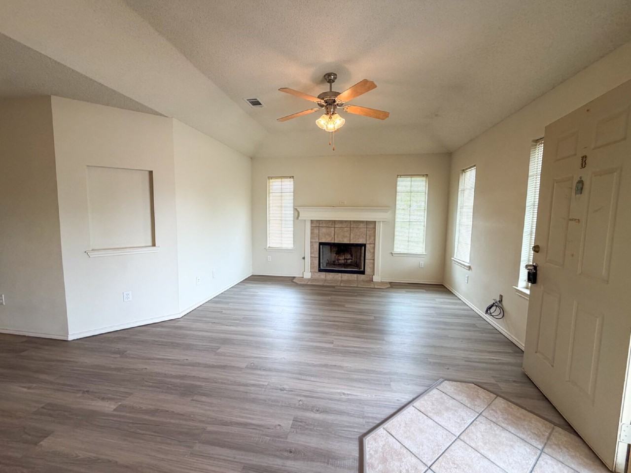 3203 110th St - Photo 2 of 11