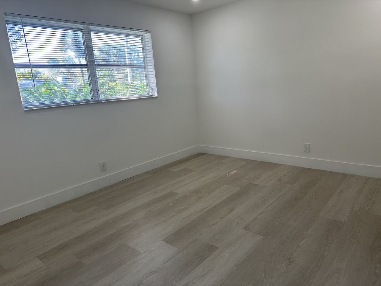890 Sw 28th St - Photo 3 of 6
