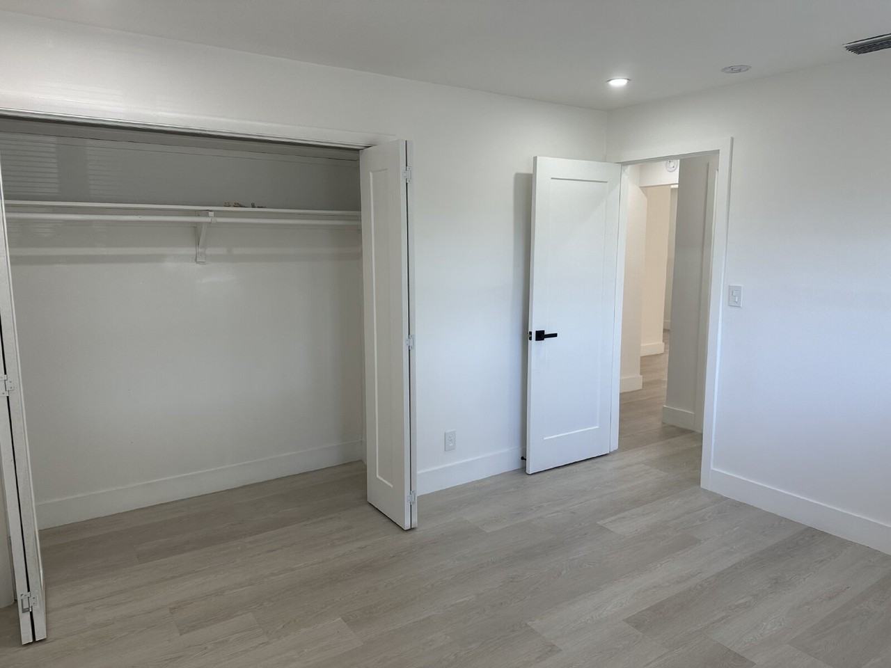 890 Sw 28th St - Photo 4 of 6