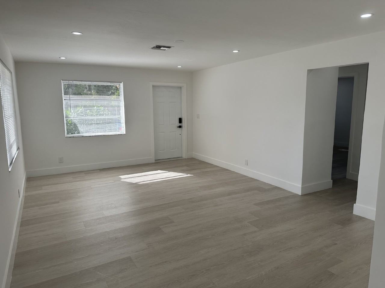 890 Sw 28th St - Photo 5 of 6