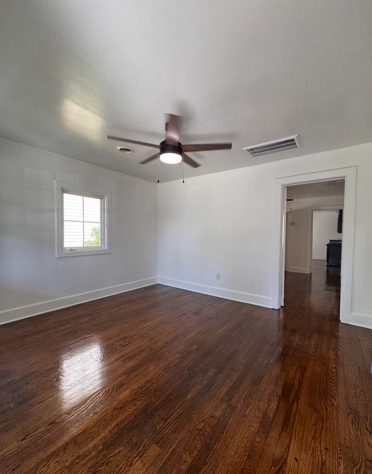 304 N Leach St - Photo 4 of 10