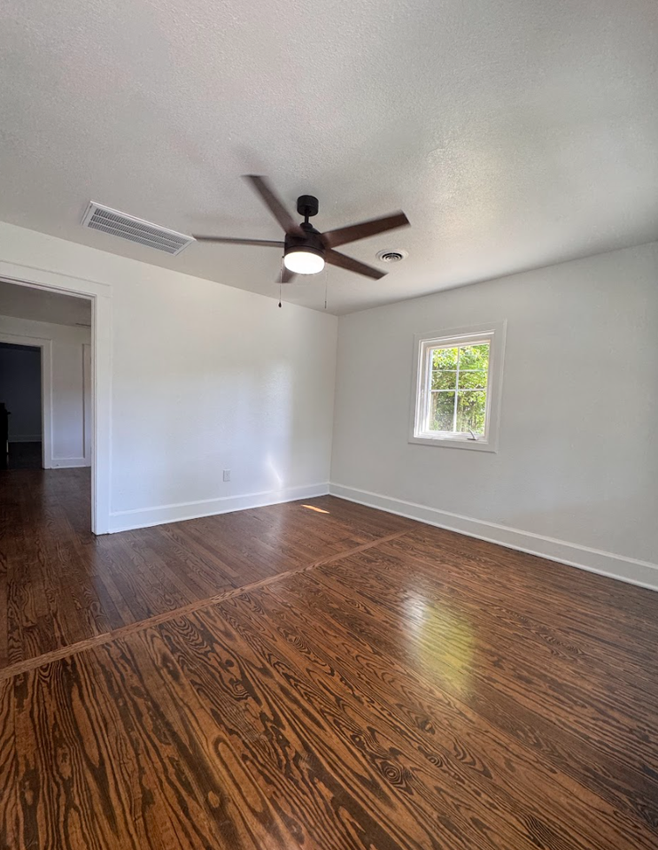304 N Leach St - Photo 4 of 8