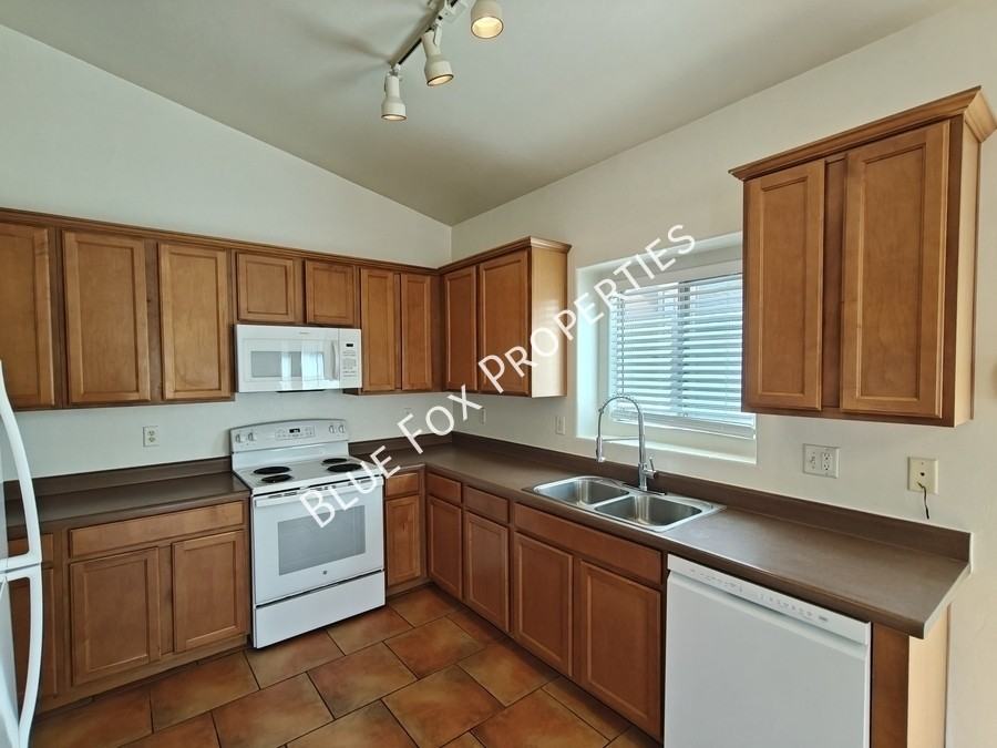 5322 W Olivine Dr - Photo 2 of 32