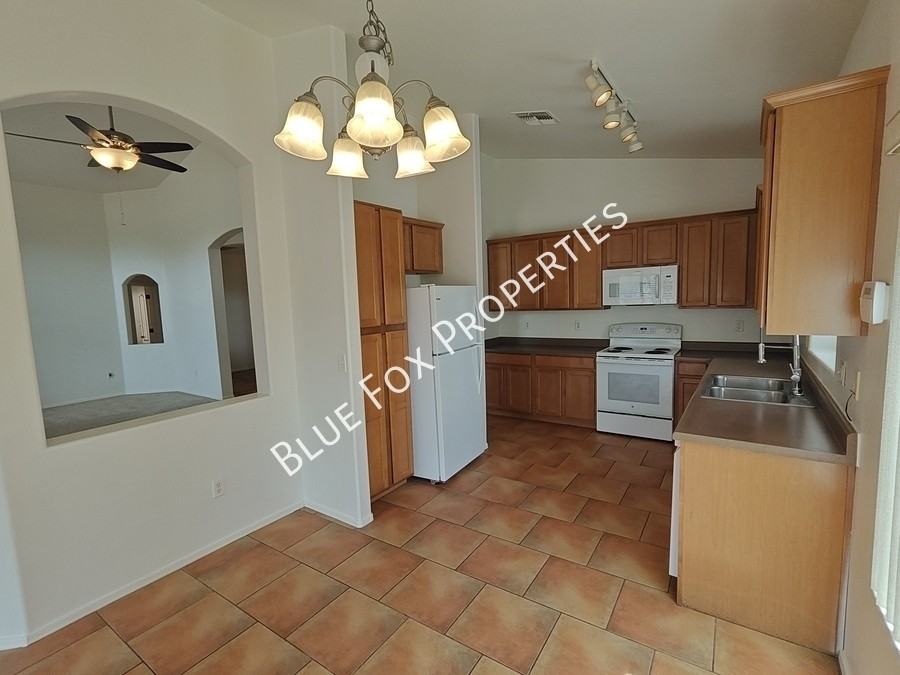 5322 W Olivine Dr - Photo 6 of 32