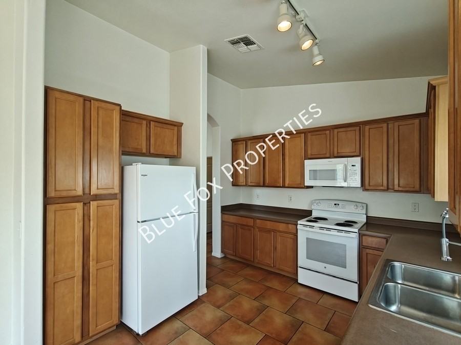 5322 W Olivine Dr - Photo 7 of 32