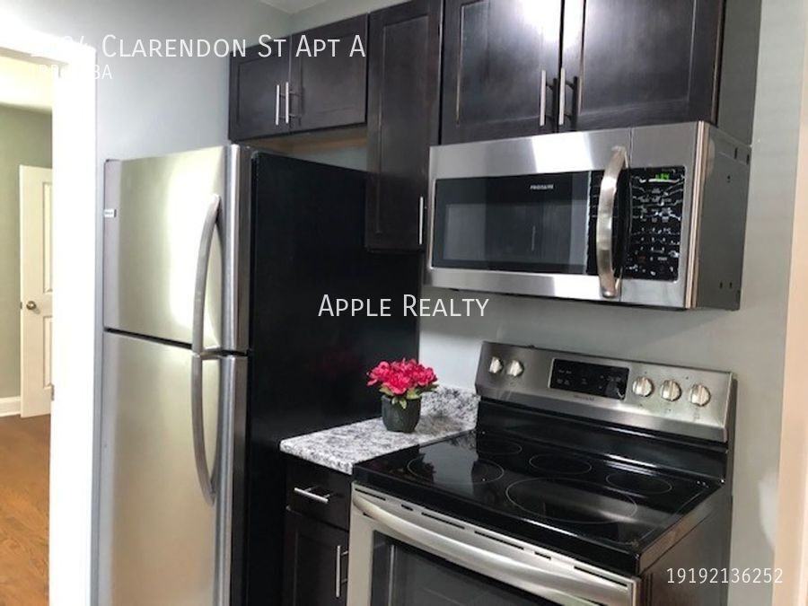 1004 Clarendon St Apt A - Photo 4 of 13