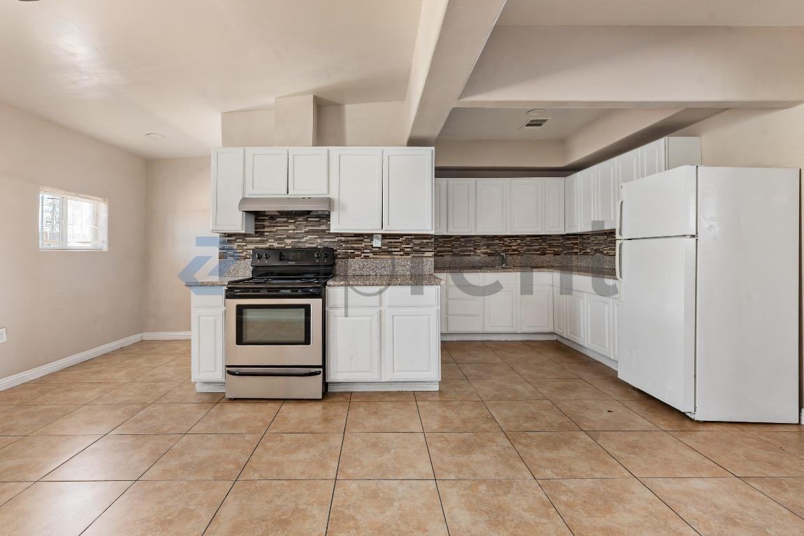 1209 H St - Photo 2 of 14