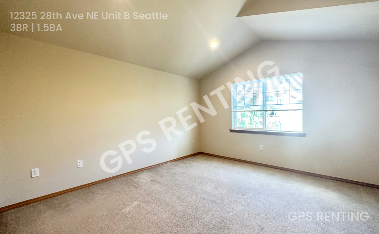 12325 28th Ave Ne #B - Photo 3 of 13
