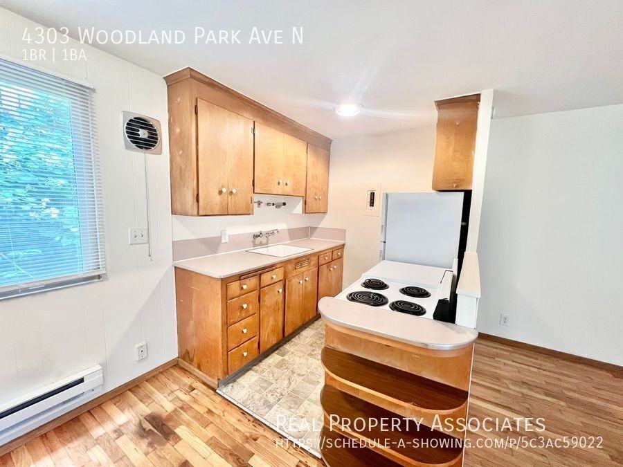 4303 Woodland Park Ave N - Photo 5 of 18