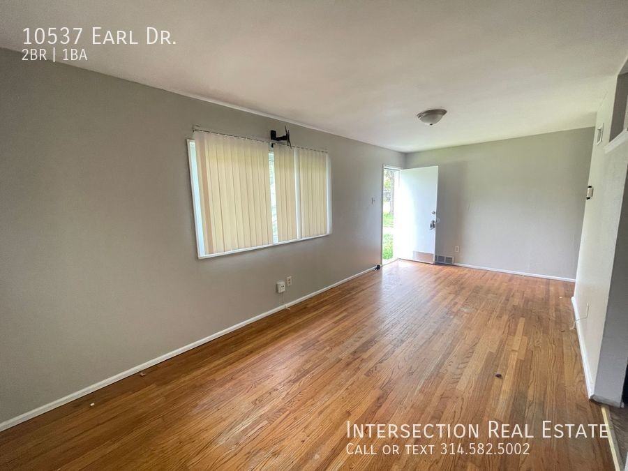 10537 Earl Dr - Photo 2 of 10