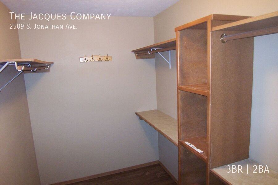 2509 S Jonathan Ave - Photo 5 of 18