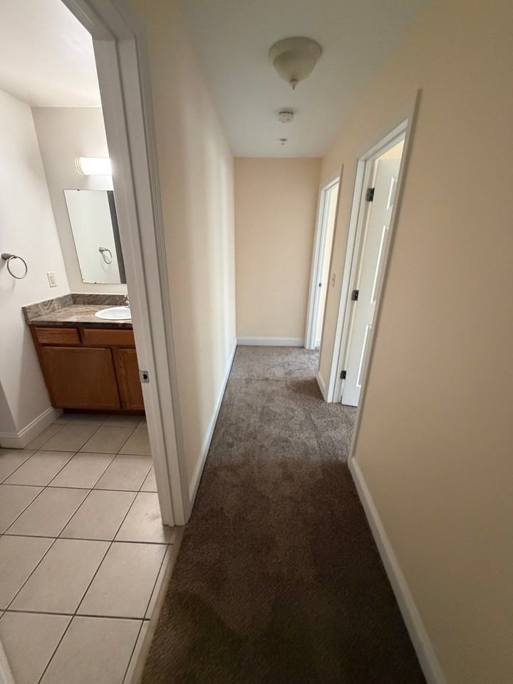 235 Pearl St - Photo 4 of 7