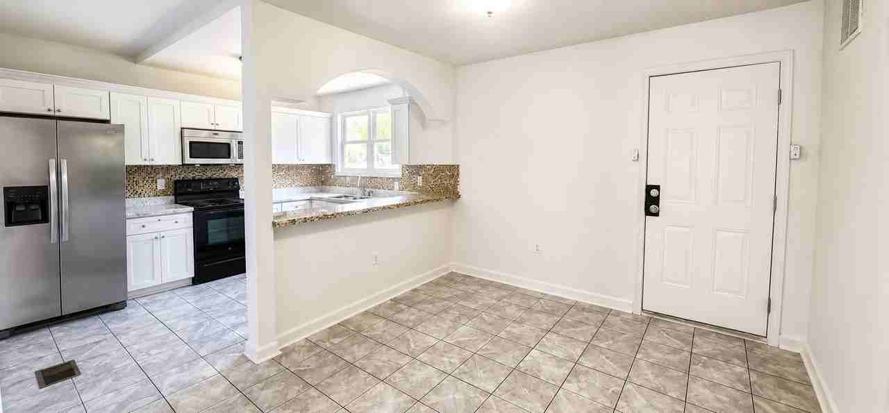 2401 Urban St - Photo 3 of 12