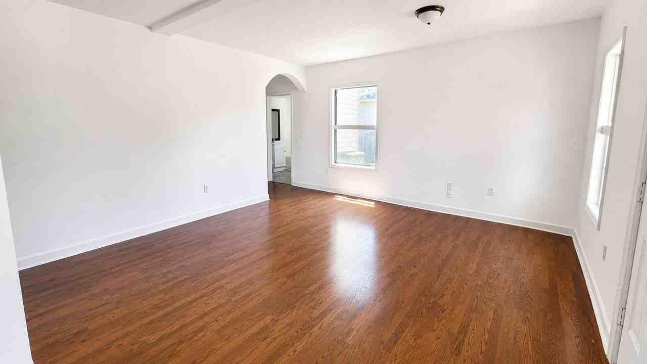 2401 Urban St - Photo 5 of 12