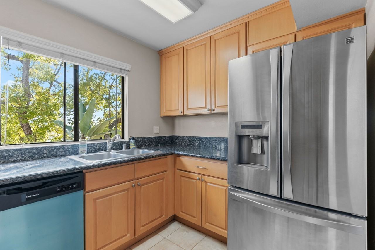 1135 Allen Ave - Photo 4 of 12